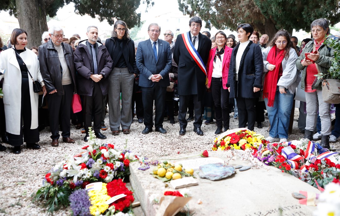 Desvelación de la placa de Lugar de Memoria Democrática junto a la tumba del poeta Antonio Machado