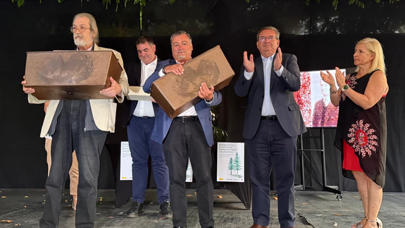 Imagen El secretario de Estado de Memoria  Democrática hace entrega a familiares de  los restos de víctimas en el Barranco de  Víznar