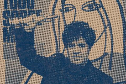 Pedro Almodóvar levanta la estatuilla del Oscar